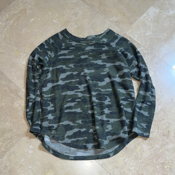 💕Cute Camo Top💕 - Picture 2 of 4